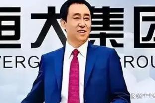 梅西拼抢中被蹬到小腿，脚踝明显变形，队医治疗后重新投入比赛